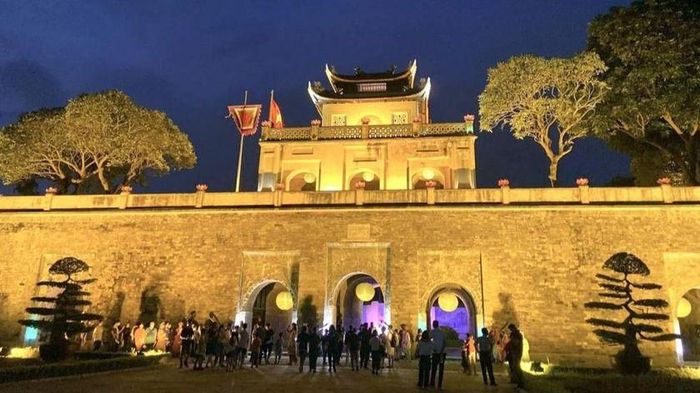 Đoàn đại biểu tham quan Hoàng Thành Thăng Long