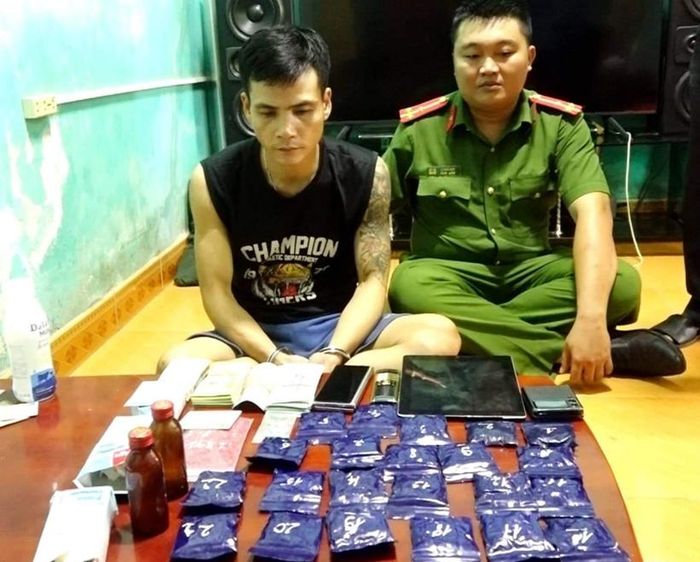 Đối tượng Trần Mạnh Cường cùng tang vật. Ảnh CAQB