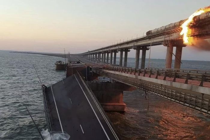 Cầu Crimea gồm hai đường chạy song song dành cho tàu hỏa và ô tô. Hai nhịp của phần cầu cho ô tô đã bị sập. Ảnh: D.M