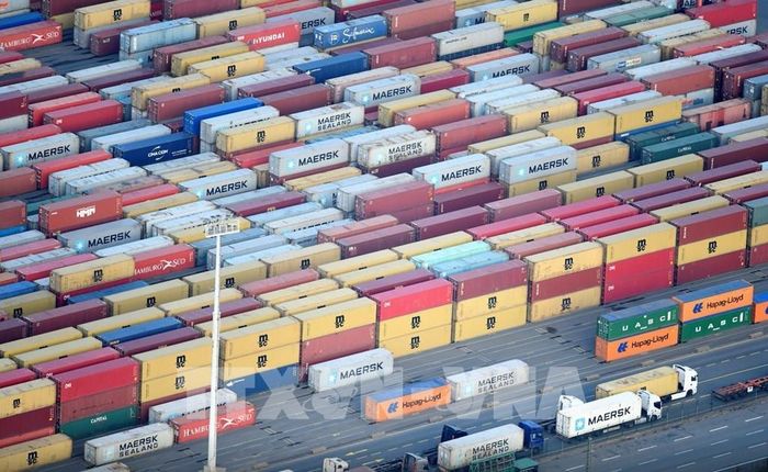 Hàng hóa tại cảng container ở Hamburg (Đức). Ảnh: REUTERS/TTXVN