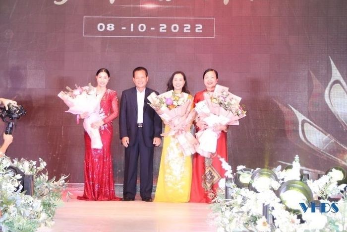 Ông Bùi Sĩ Lợi, nguyên Phó Chủ nhiệm Thường trực Ủy ban Về các vấn đề xã hội của Quốc hội tặng hoa chúc mừng Ban Tổ chức và đại diện CLB Doanh nhân nữ Thanh Hóa tại TP Hồ Chí Minh.