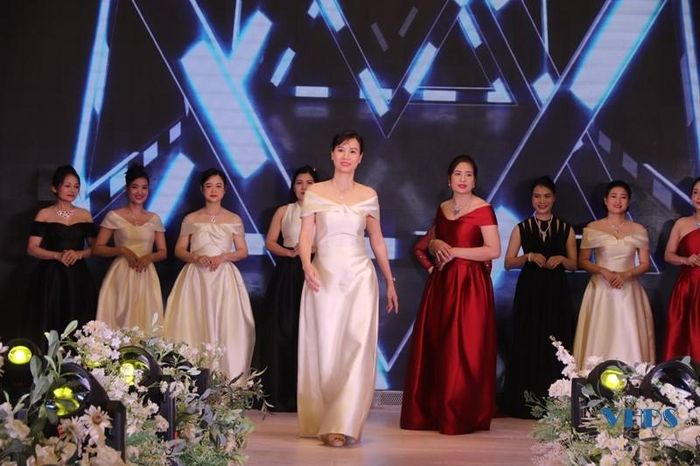 Trình diễn thời trang và trang sức PNJ.