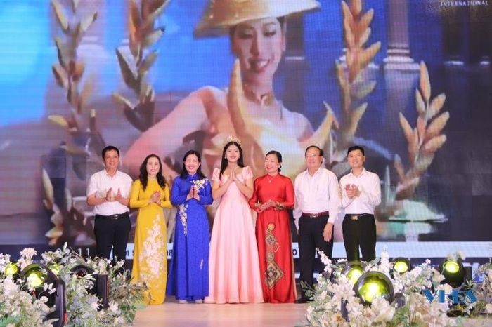 Đồng chí Phạm Thị Thanh Thủy, Ủy viên Ban Thường vụ, Trưởng Ban Dân vận Tỉnh ủy, Chủ tịch UB MTTQ tỉnh và Ban Tổ chức chúc mừng Hoa hậu Ngô Ngọc Gia Hân.
