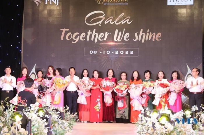 Đại diện Hội LHPN tỉnh, các tổ chức doanh nghiệp trong và ngoài tỉnh tặng hoa chúc mừng các nữ doanh nhân Thanh Hóa.