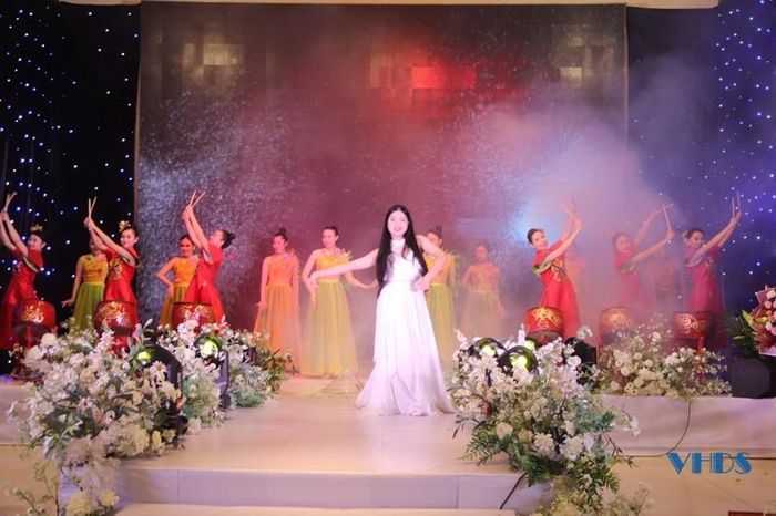 Tiết mục múa mở màn đêm Gala của Hoa hậu Ngô Ngọc Gia Hân.