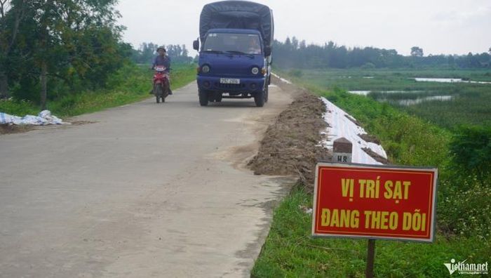 Ngành chức năng cấm các xe có tải trọng từ 10 tấn trở lên lưu thông qua đoạn đê bị sụt lún