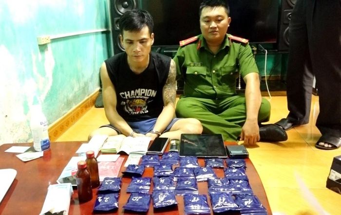Đối tượng Cường cùng tang vật.