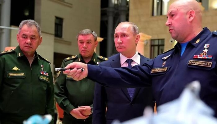 Ông Sergey Surovikin, 55 tuổi, bắt đầu hoạt động trong quân đội Nga từ năm 1983. Ông là tư lệnh quân khu miền Đông của Nga từ năm 2013 đến 2017. Ông cũng từng đảm nhiệm vai trò chỉ huy lực lượng của Nga trong chiến dịch quân sự ở Syria.