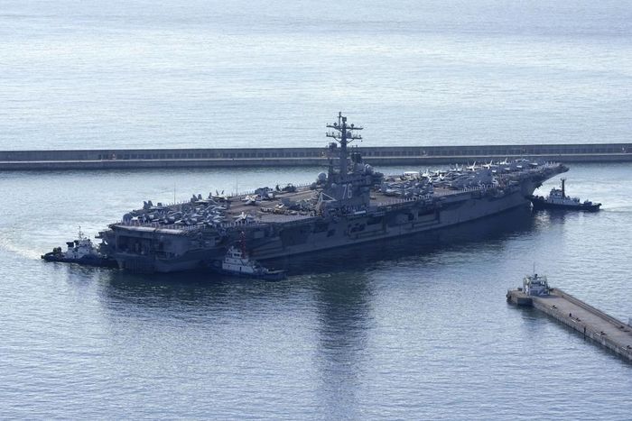  Tàu sân bay USS Ronald Reagan của Mỹ được hộ tống khi đến Busan vào ngày 23/9 để tập trận chung với Hàn Quốc. Ảnh: AP. 