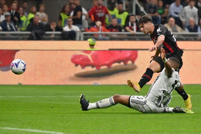 Trung vệ Gleison Bremer là chốt chặn tiếp theo của Juventus lao vào cản Diaz ghi bàn. Tuy nhiên, cú xoạc của Bremer chậm hơn pha vung chân từ Diaz. 