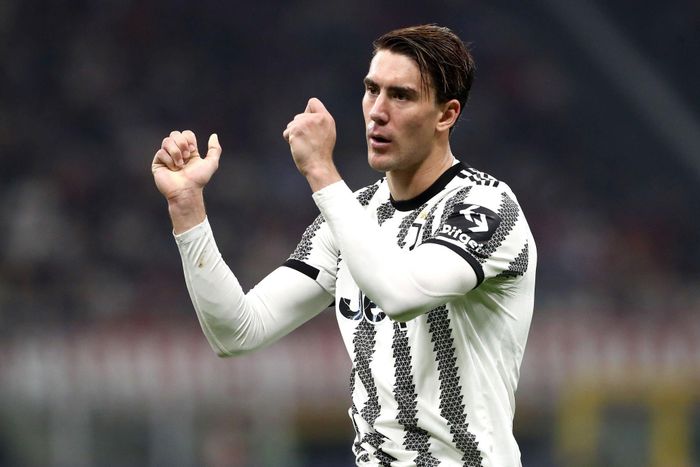  Trái ngược Milan, Juventus tiếp tục bất ổn. Càng đau đớn cho "Lão phu nhân" khi Vlahovic, niềm hy vọng lớn nhất của họ, kết liễu đội nhà bằng đường chuyền tai hại. 