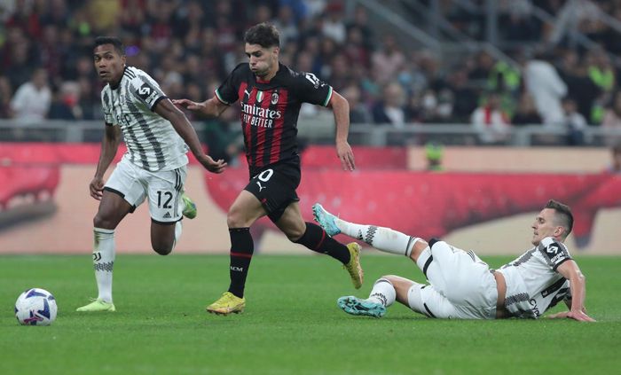  Diaz lần lượt dùng tốc độ và sự càn lướt để vượt qua Leonardo Bonucci và Arkadiusz Milik. Milik đã mở tốc độ hết cỡ, cố gắng xoài người để ngăn Diaz lại nhưng bất thành. Lúc này, Alex Sandro (số 12) cũng đuổi theo Diaz nhưng tốc độ không đủ nên bị loại bỏ. 