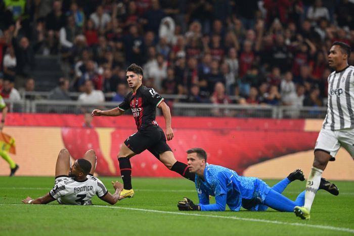  Tiền vệ Tây Ban Nha đánh bại nốt thủ môn Wojciech Szczesny để ghi bàn nhân đôi cách biệt cho Milan. 