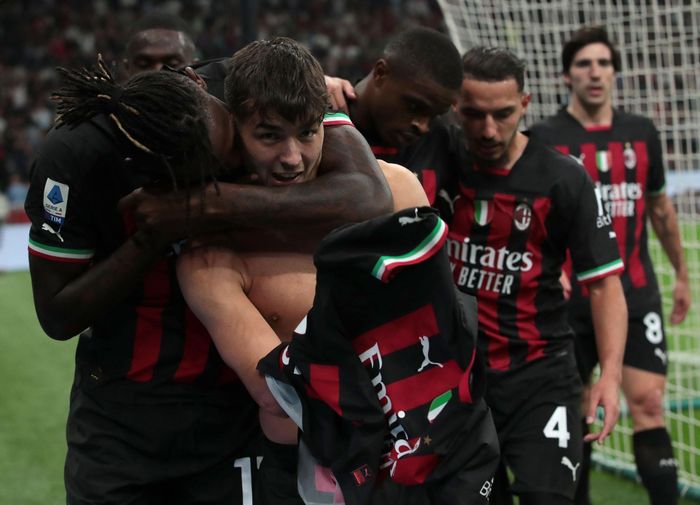 Các cầu thủ Milan ăn mừng cảm xúc cùng Diaz. Bốn góc khán đài sân San Siro như nổ tung vì bàn thắng bất ngờ. Diaz chưa bao giờ được đánh giá cao về tốc độ và quyết đoán, do đó cách anh solo ghi bàn vào lưới Juventus càng bất ngờ. 