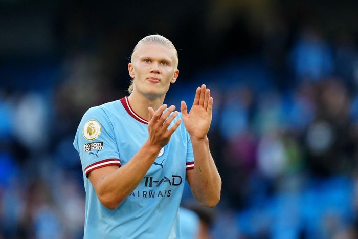  Cựu sao Dortmund ghi bàn thứ 15 tại Premier League. Với 7 trận liên tiếp ghi bàn, Haaland sánh ngang chuỗi "nổ súng" kỷ lục tại Man City được lập bởi Sergio Aguero. 