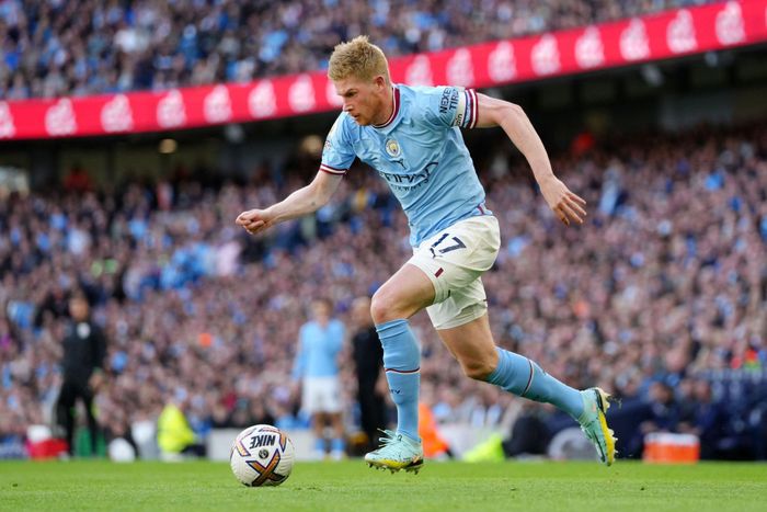  Trận thắng của Man City trước Southampton đánh dấu thêm mốc đáng nhớ khi De Bruyne có kiến tạo thứ 94 cho "The Citizens". Tuyển thủ Bỉ vượt qua David Silva (93 kiến tạo) để là chân chuyền vĩ đại nhất lịch sử Man City. 