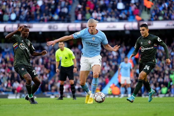  Haaland cán mốc 20 bàn trên mọi đấu trường cho Man City. Không tiền đạo nào ở châu Âu có hiệu suất "nổ súng" khủng khiếp như Haaland hiện tại. Sau chưa đến 50 phút, Haaland lại ghi một bàn 