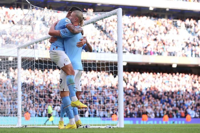  Thêm một trận Man City tung hơn 20 pha dứt điểm vào khung thành đối thủ. Ba trận gần nhất, thầy trò Pep Guardiola ghi đến 13 bàn. Tính từ đầu mùa, Man City ghi 33 bàn, đạt hiệu suất hơn 4 bàn/trận. 