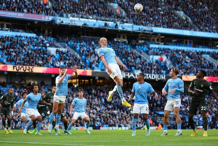  Số bàn của Haaland tại Premier League 2022/23 tính đến lúc này đã cân bằng người lập công nhiều nhất Kevin De Bruyne ở mùa trước (15). Tiền đạo sinh năm 2000 đã ghi 10 bàn sau 5 trận trên sân Etihad tại Premier League. Thống kê từ Opta còn chỉ ra số bàn Haaland đã ghi tại Etihad tương đương cả đội hình Man City cộng lại ở mùa 2006/07. 