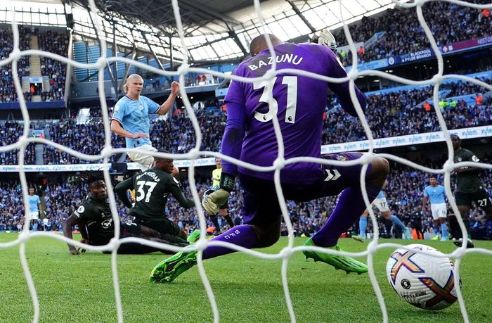  Cú sút một chạm của Haaland đi chìm, căng và găm vào góc gần. Thủ môn Southampton đã phản xạ chậm hơn pha vung chân của tiền đạo Man City. Một lần nữa, Haaland cho thấy bản năng của sát thủ khi xử lý đơn giản nhưng độ chuẩn xác cực cao. 