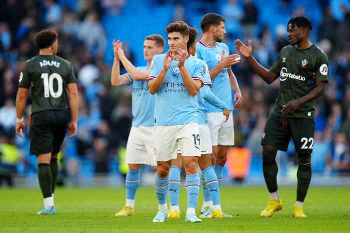  Ngoài Haaland, những cầu thủ ghi bàn cho Man City ở trận này là Joao Cancelo, Phil Foden và Riyad Mahrez. Nửa xanh thành Manchester đang tạm chiếm vị trí với 23 điểm sau 9 trận. Arsenal đang có 21 điểm sau 8 trận và sẽ gặp Liverpool tối nay. 