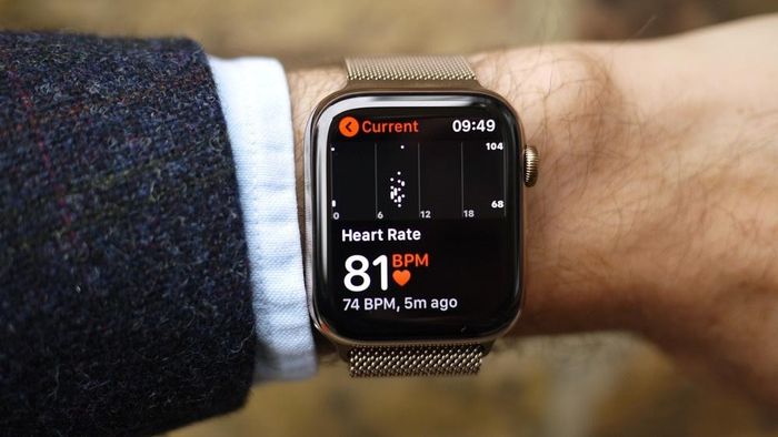 Apple Watch đã cảnh báo tình trạng nhịp tim tăng bất thường cho người dùng, buộc cô phải đi siêu âm kiểm tra thai kỳ. Ảnh: Wareable. 