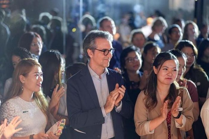 Đại sứ EU Giorgio Aliberti và các cựu du học sinh EU tại sự kiện