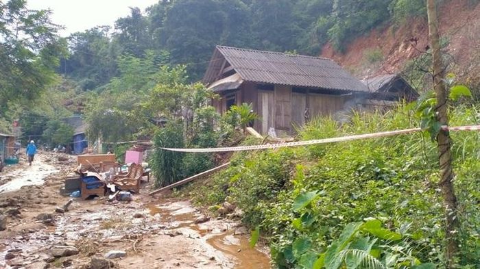 Chính quyền địa phương buộc phải cảnh báo không để nhân dân ở trong những ngôi nhà bị sạt lở đe dọa. Ảnh: Viết Lam