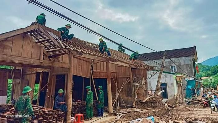Cán bộ, chiến sĩ BĐBP Nghệ An giúp dân tháo dỡ nhà cửa chờ ổn định nơi ở mới. Ảnh: Viết Lam