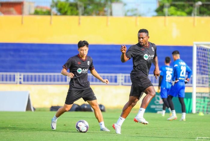 Oseni rất tích cực trên sân tập để mong sớm tìm lại phong độ. Ảnh tư liệu: Đức Anh