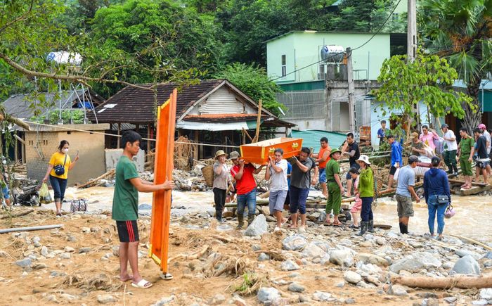  Cơn lũ ống, lũ quét đã làm một cháu bé 4 tháng tuổi tử vong, gây thiệt hại cho 233 căn nhà của người dân Kỳ Sơn và nhà làm việc của nhiều cơ quan chính quyền; 36 hộ gia đình phải di dời khẩn cấp. Hàng trăm ô tô, xe máy, xe đạp và của cải, vật dụng của người dân cũng bị cuốn theo dòng lũ dữ. Ảnh: Thành Cường 