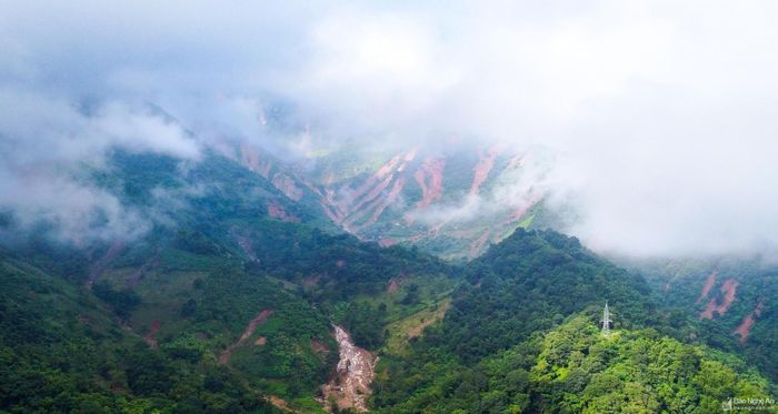 Vùng đất thượng nguồn Huồi Loong, từ xưa là nơi địa điểm canh tác, làm rẫy của người dân địa phương. Quá trình làm rẫy theo tập quán và nhiều lý do khác đã khiến vùng rừng đầu nguồn dần bị chặt phá, hoặc thay thế bằng rừng sản xuất, nương rẫy. Vì thế, khả năng phòng hộ giảm, dẫn đến lũ quét, hậu quả tất yếu của quy luật thiên nhiên. Ảnh: Thành Cường