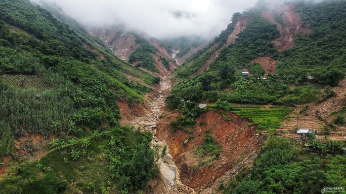  Vùng thượng nguồn Huồi Loong là khu vực đất sản xuất của người dân bản Sơn Hà, Bình Sơn 1, Bình Sơn 2 và của một số hộ dân xã Tây Sơn. Giờ đây, khu vực này nham nhở với những mảng lớn sạt lở, trống hoác, bạc phếch, trơ đất đá vì không còn nhiều cây cối che phủ. Ảnh: Thành Cường 