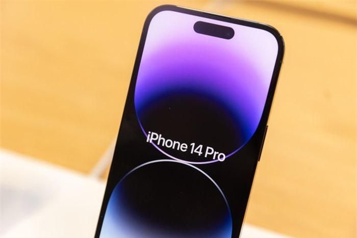 Màn hình Always-On được kỳ vọng là một điểm sáng trên iPhone 14 Pro. Ảnh: Bloomberg.