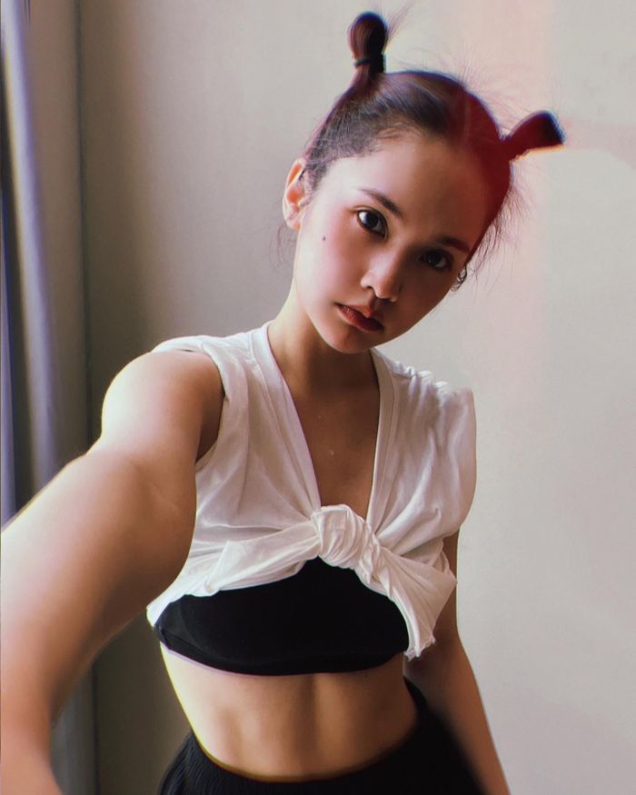 Nữ diễn viên nhiều lần khoe cơ bụng săn chắc. Ảnh: rainie77.