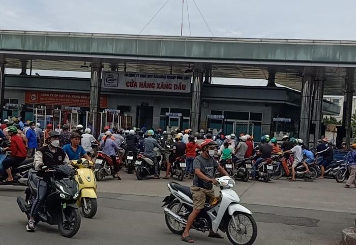 Tình trạng xếp hàng chờ đợi mua xăng kéo dài từ sáng sớm ngày 10/10 ở TP HCM.