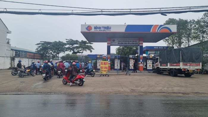 Một cây xăng đông kín người