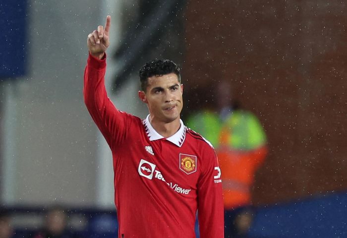  Bên cạnh đó, CR7 còn tạo thêm một cột mốc, đó là cầu thủ đầu tiên trong lịch sử ghi 700 bàn ở cấp CLB. Ronaldo đã ghi 5 bàn cho Sporting Lisbon, 450 bàn cho Real Madrid, 101 bàn cho Juventus và 144 bàn trong 2 lần khoác áo Manchester United. 