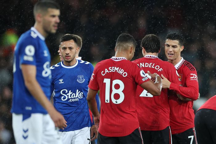  Trong hiệp hai, Ronaldo chủ động lùi về sân nhà để hỗ trợ đồng đội phòng ngự. Man United chịu nhiều sức ép, nhưng đã trụ vững để giành 3 điểm tại Goodison Park. 