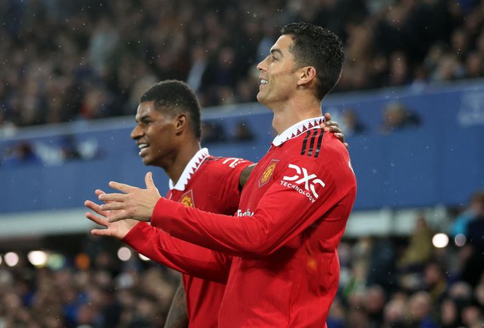  Ronaldo không thực hiện màn ăn mừng "Siu". Thay vào đó, anh nở nụ cười rạng rỡ và chờ đồng đội chạy đến chung vui. Cựu sao Juventus đã ghi bàn trong 20 mùa giải VĐQG liên tiếp. 