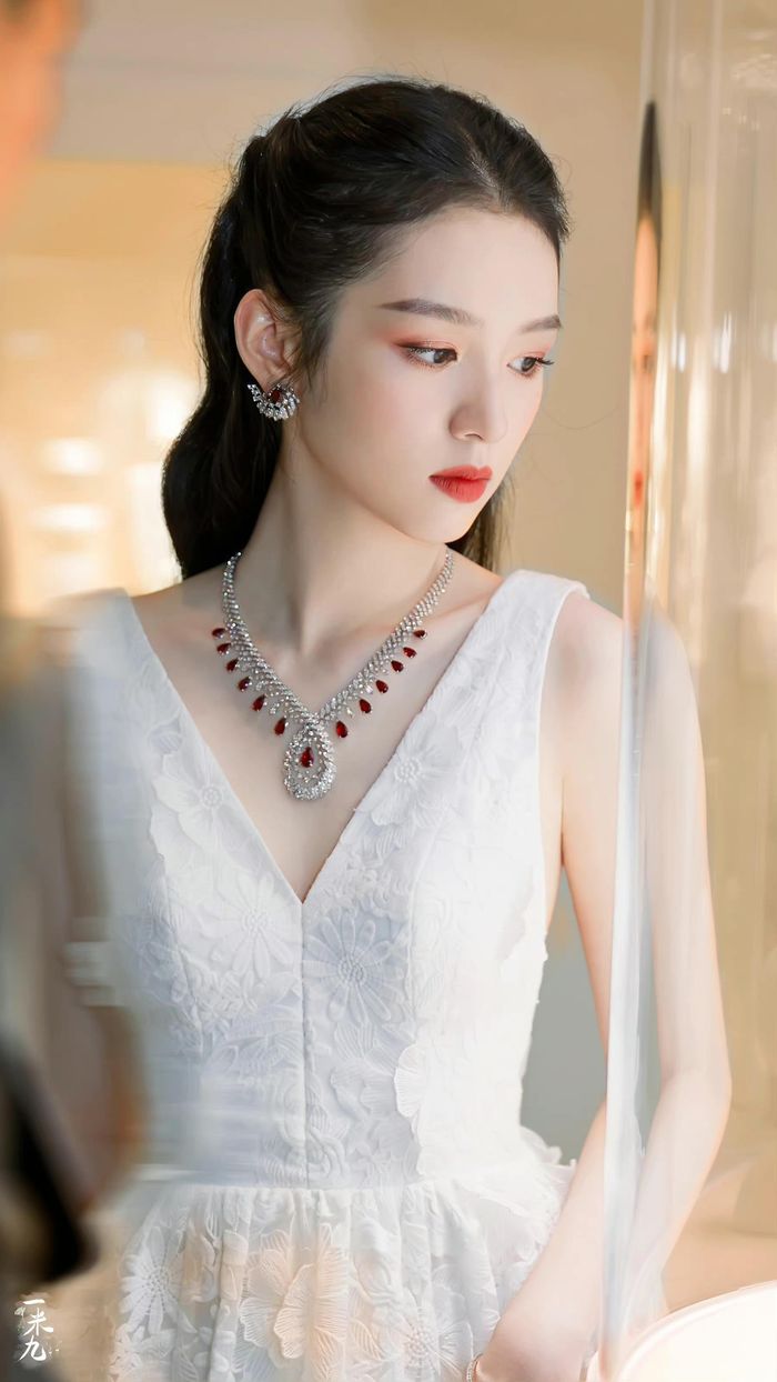  Trước đây, Châu Dã cũng thường xuyên được khen ngợi. Với vẻ ngoài nổi bật, người đẹp liên tiếp xuất hiện trên các tạp chí có tiếng tại Trung Quốc. Mới bước chân vào giới giải trí không lâu, Châu Dã đã là "con cưng" của các tạp chí thời trang, được công ty quản lý lăng xê. 