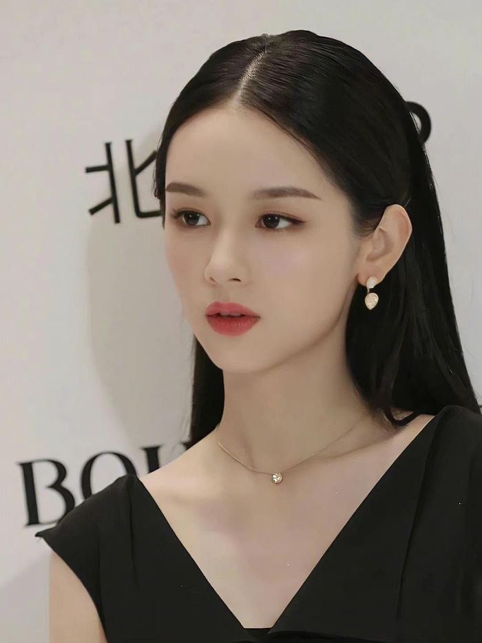  Người đẹp là sinh viên Học viện Điện ảnh Bắc Kinh. Châu Dã hai lần được đề cử giải thưởng Nữ diễn viên phụ xuất sắc tại giải Kim Ưng cho bộ phim Em của thời niên thiếu và 1921. 