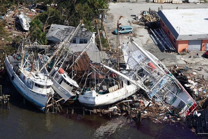  Đảo "thiên đường" Florida tan hoang sau bão Ian. Ảnh: AP. 