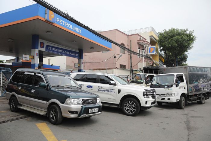  Lúc 9h30 cùng ngày, một cây xăng khác thuộc hệ thống Petrolimex nằm trên quận Tân Phú cũng ghi nhận cả trăm người dân xếp hàng chờ đổ xăng. Ngoài ra, còn có xe tải, ôtô vây kín cả cây xăng.