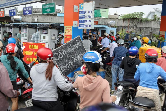 Do lượng khách đến ngày một đông, cửa hàng luôn trong tình trạng thiếu nhân lực phải treo bảng cầu cứu.
