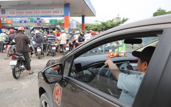Tương tự, anh Trung - một tài xế xe công nghệ đã ghé 6-7 cửa hàng từ sáng sớm nhưng vẫn chưa đổ được xăng. Nhìn vào hàng dài người và xe đang chờ đợi tại cây xăng này, anh ngán ngẩm quay đầu.