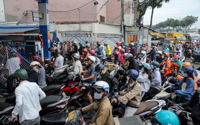  Rất nhiều người dân phàn nàn vì liên tục không tìm được chỗ đổ xăng, dẫn đến muộn giờ làm.