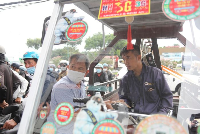  Cũng chung tình trạng này, anh Trần Văn Thi, một tài xế xe ba gác, cũng cho biết đã chờ hơn một tiếng đồng hồ tại đây. "Sáng giờ khách gọi điện hối tôi giao hàng liên tục mà đến giờ vẫn chưa đến lượt tôi được đổ xăng", anh bức xúc. 