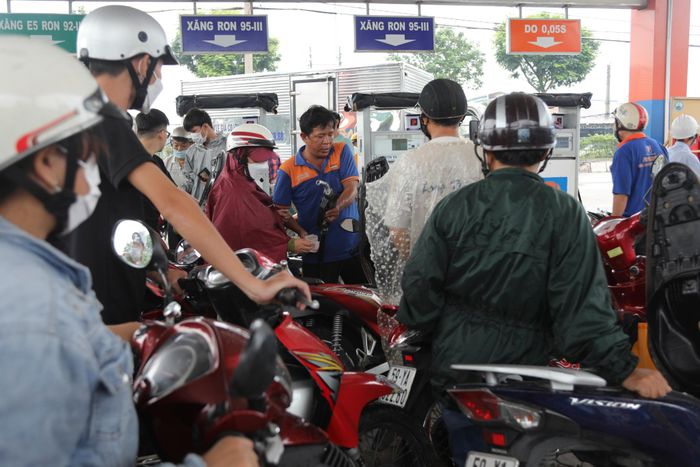  Thực tế, dù chấp nhận chờ, anh cũng chỉ đổ được tối đa 200.000 đồng đối với xe hơi, 50.000 đồng với xe máy theo thông báo của cửa hàng. Ngoài ra, còn phải đợi 30-40 phút để được tới lượt.