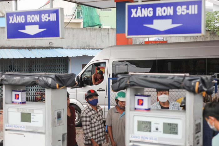  Trong kỳ điều chỉnh tiếp theo, ngày 11/10, giá xăng dầu dự kiến tăng, trong đó giá xăng có thể tăng ở mức 200-300 đồng/lít, giá dầu tăng khoảng 1.900-2.100 đồng/lít. Nếu liên Bộ Công Thương - Tài chính chi quỹ bình ổn, giá mặt hàng xăng có thể giữ nguyên và dầu có thể tăng ít hơn. 